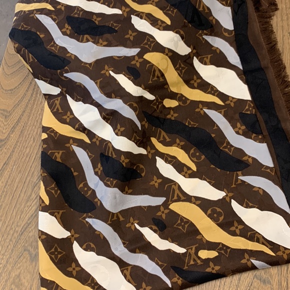 New Unworn Louis Vuitton shawl Zebra Jungle - Picture 3 of 4